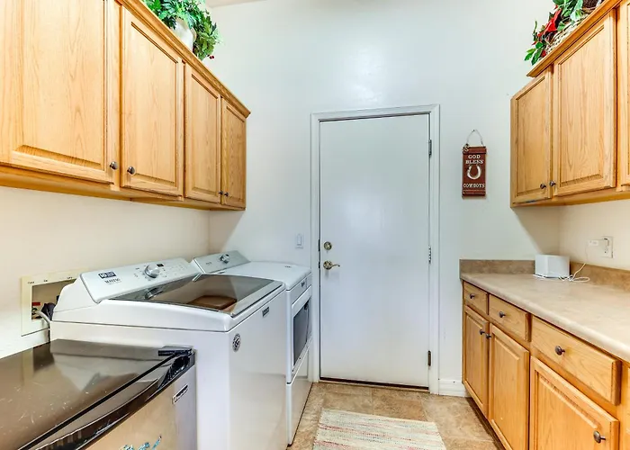 3 Mi To Usery Mtn Regional Park: Poolside Paradise Holiday home Mesa
